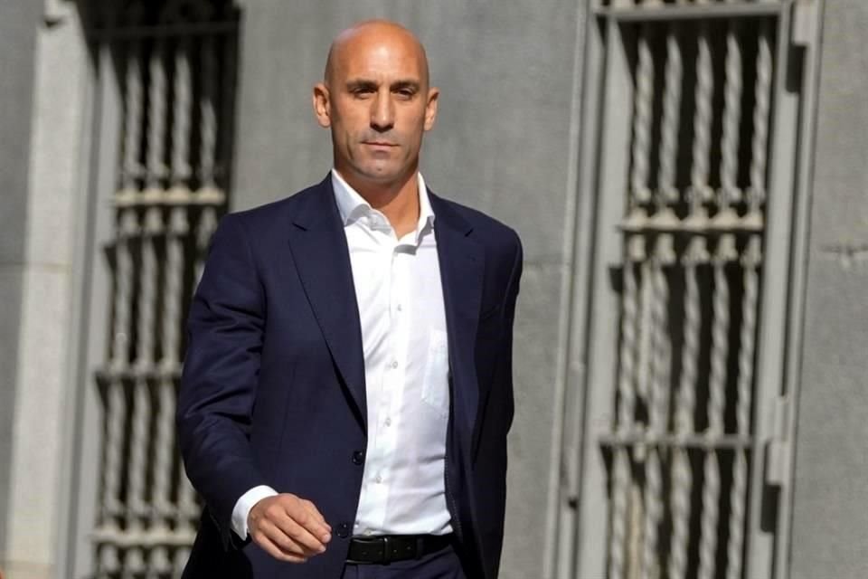 Rubiales niega que no haya sido consensuado el beso.