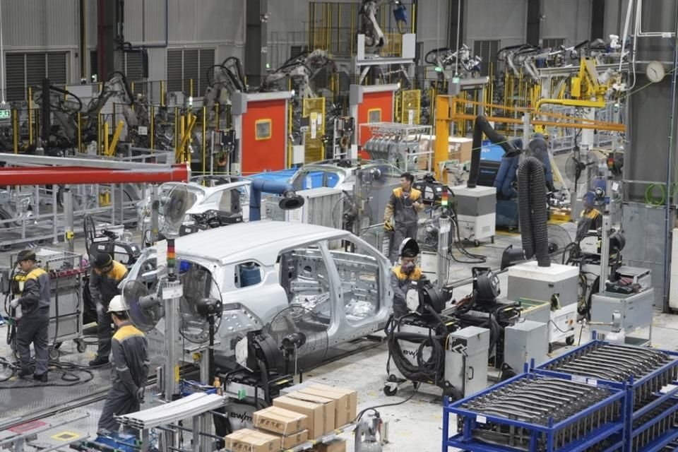 La legitimación de contratos colectivos ha ayudado a mejorar los salarios en industrias como la automotriz.