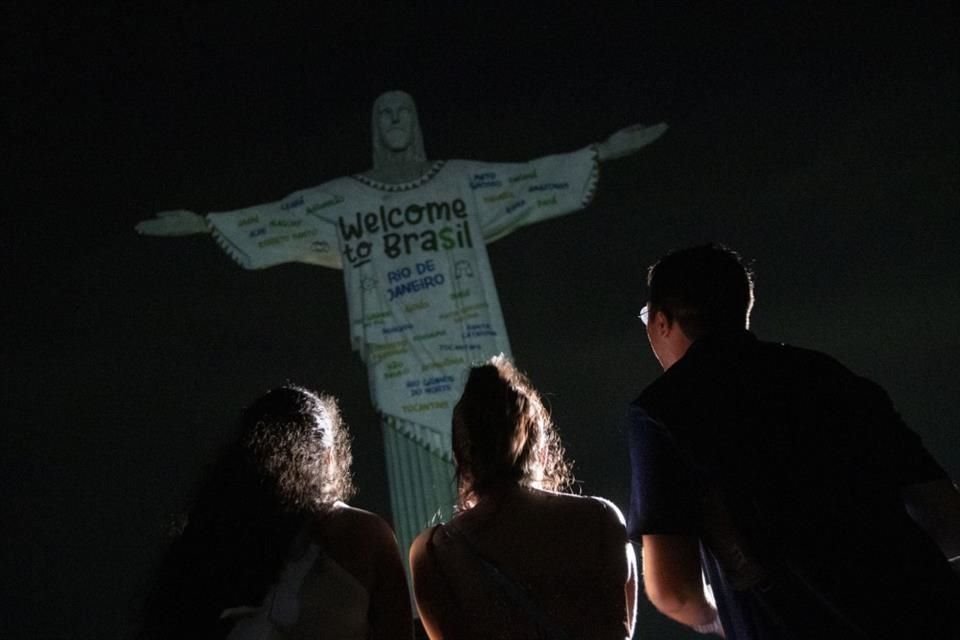 Cientos de fans de Taylor Swift acudieron a tomarse fotos frente al icónico monumento de Río de Janeiro.