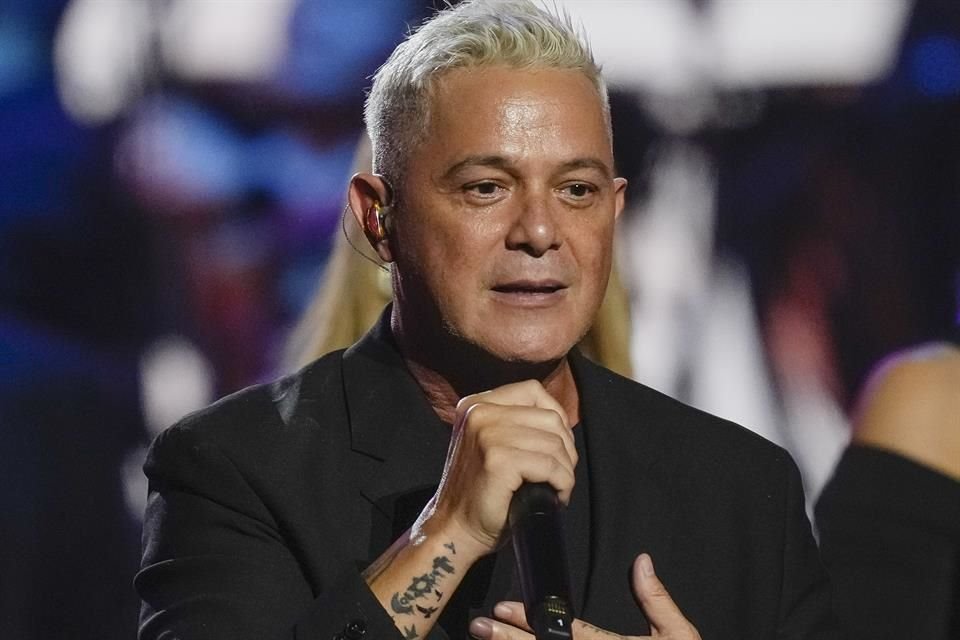 El cantante Alejandro Sanz recibio una visita de trabajadores de Hacienda, previa a la gala de los Grammys Latinos 2023, pero esto no le quitó el ánimo según se vio.