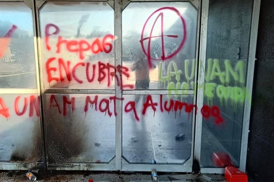 Así quedó la entrada principal de la Torre de Rectoría de la UNAM tras protesta que terminó en destrozos.