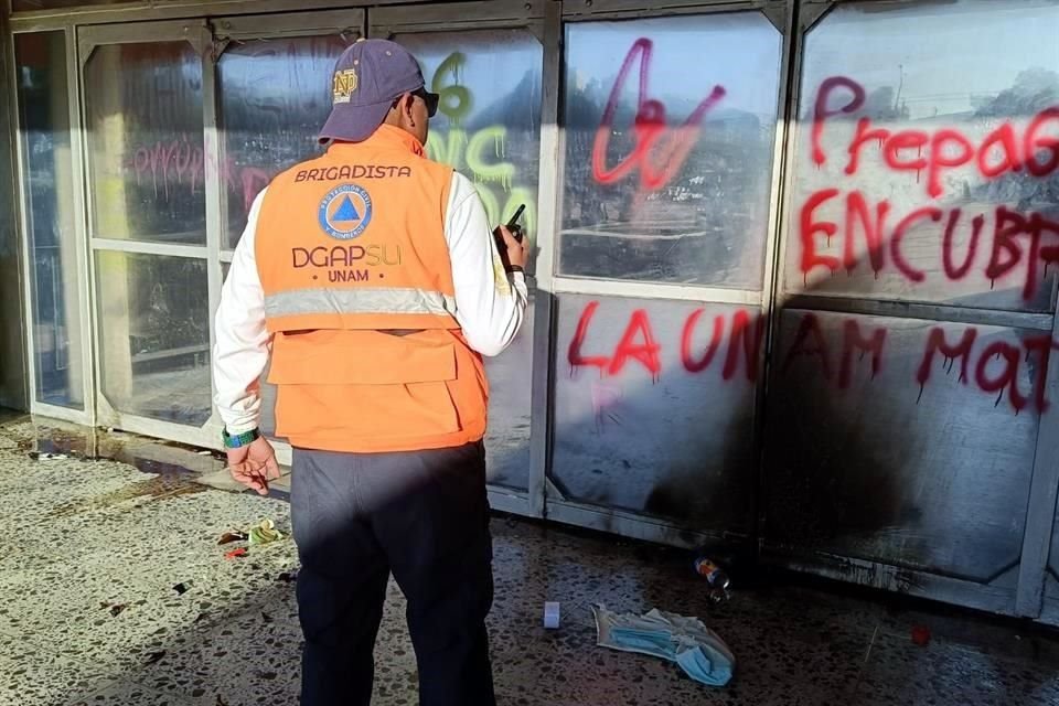 Personal de vigilancia UNAM acudió a registrar los actos vandálicos realizados por un reducido grupo de encapuchados.