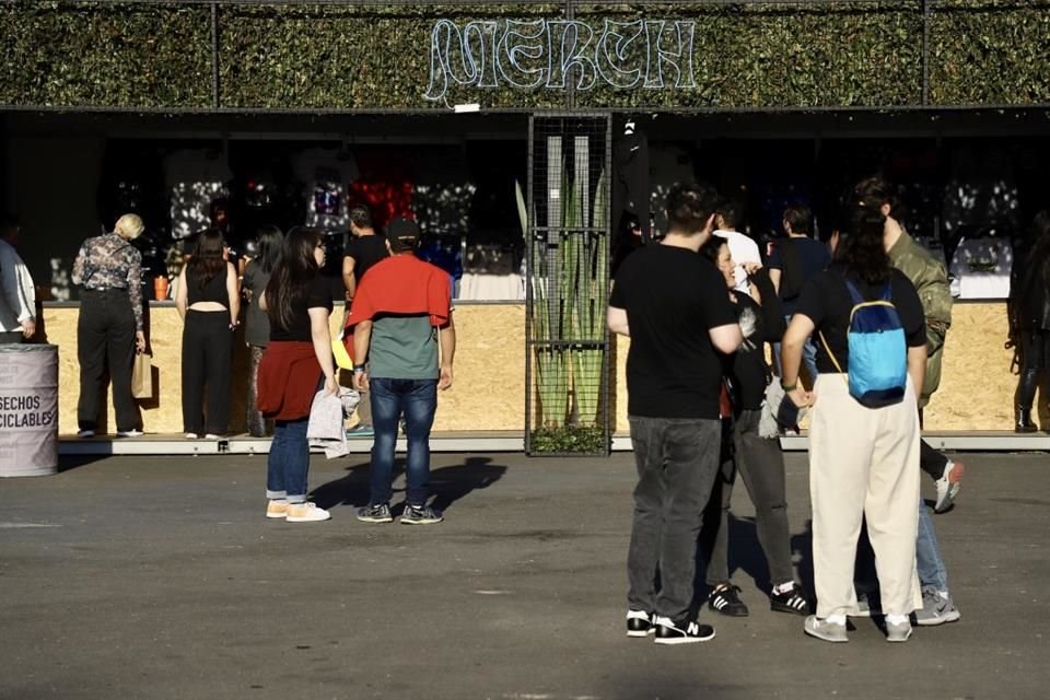 Los fans compran mercancía oficial del festival.