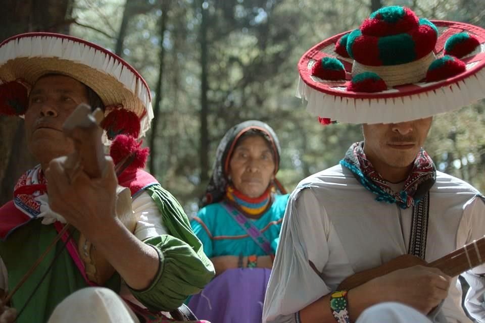 El filme descubre también la cosmogonía wixárika y la importancia ritual de la música.