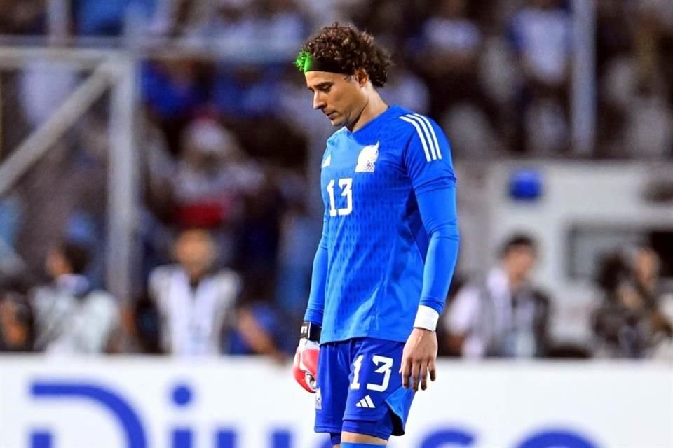 Guillermo Ochoa tuvo que dejar el juego en Tegucigalpa tras resentirse del hombro derecho por un choque en el arranque del juego ante Honduras.