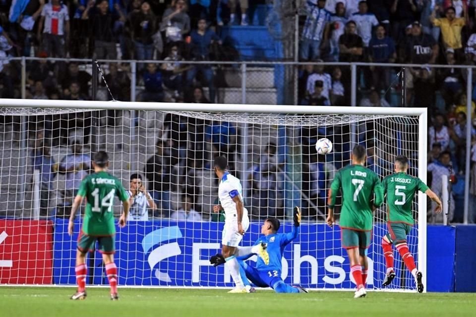 Anthony Lozano le marcó gol a Luis Malagón, quien ingresó en lugar de Guillermo Ochoa.