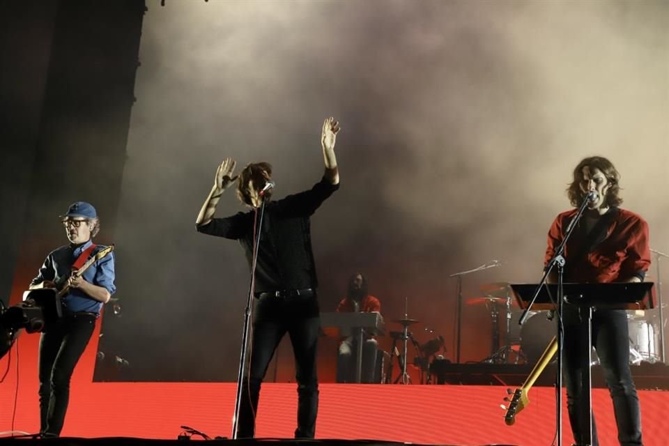 El conjunto francés Phoenix invitó a cantar con ellos a León Larregui, vocalista y líder de Zoé, al final de su set en el C. Capital.