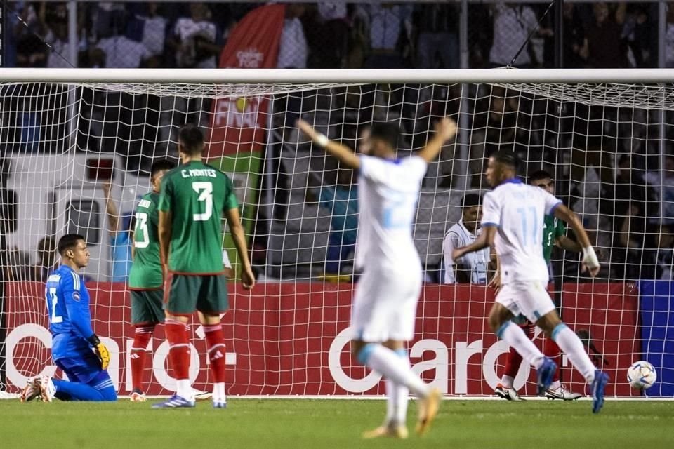 Los catrachos sacaron una ventaja de dos goles en casa con los tantos de Lozano y Róchez.