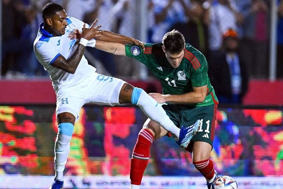 México no tuvo claridad en todo el partido y Honduras aprovechó sus ocasiones para salir con ventaja a la vuelta en el Estadio Azteca.