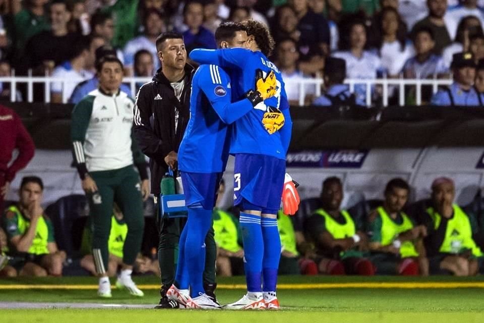 Jaime Lozano descartó que Guillermo Ochoa esté presente en el juego de vuelta en el Estadio Azteca tras salir lesionado a los 20 minutos de juego en su hombro derecho.