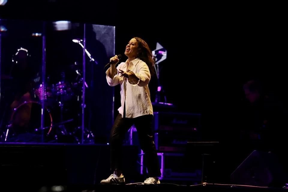 La cantante Alanis Morissette volvió a los escenarios y se presentó en el C. Capital, donde llenó la velada de nostalgia.