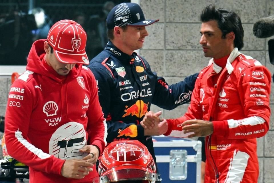 Max Verstappen platica con Carlos Sainz Jr., quien llegó segundo, pero fue penalizado.