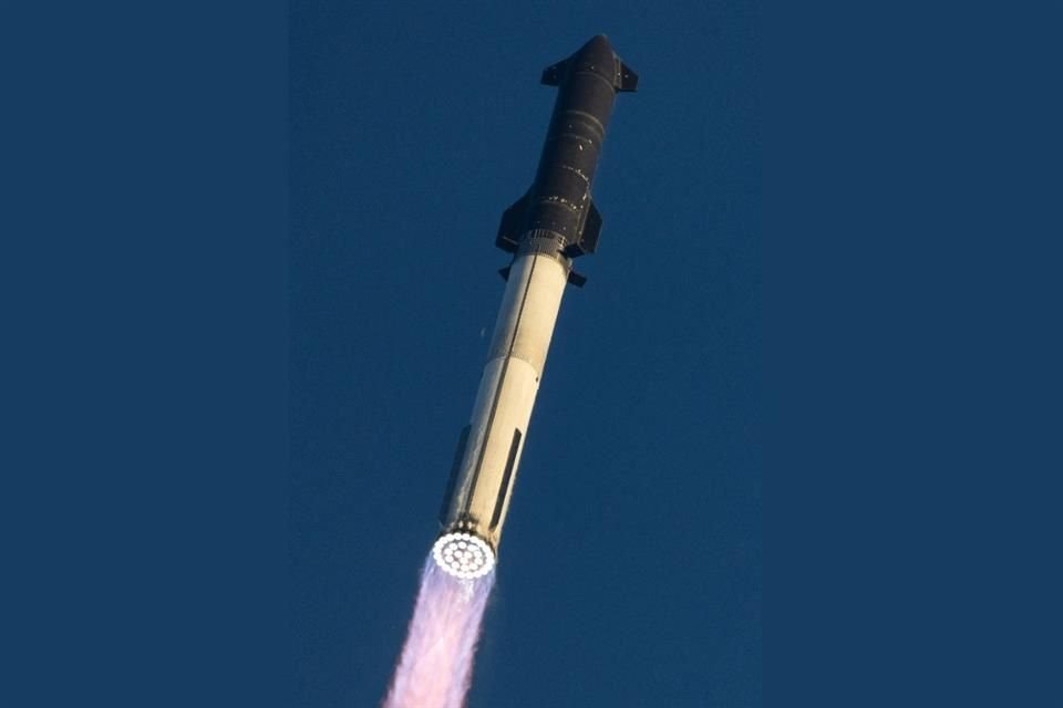 Elon Musk observó desde el centro de control al sur de Texas.