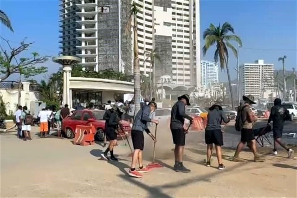 Mientras familiares y amigos de los tripulantes de diversas embarcaciones extraviadas realizaban una conferencia, marinos empezaron a barrer y levantar polvo para ahuyentar a los inconformes.