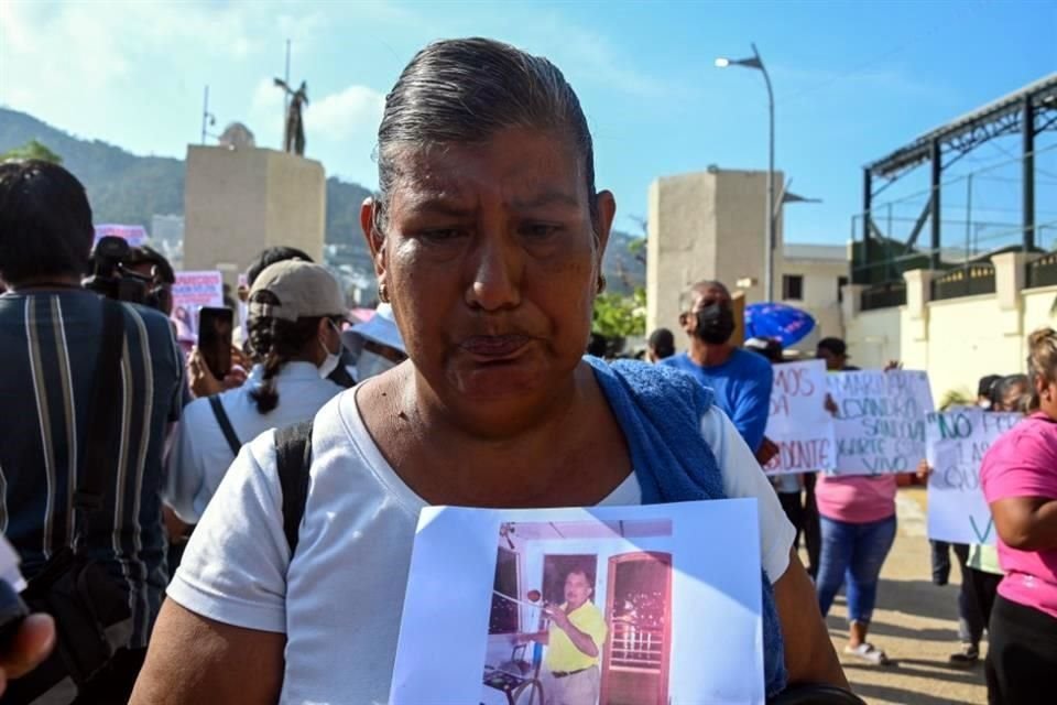 Familiares piden ayuda de buzos especializados para contribuir en la búsqueda.