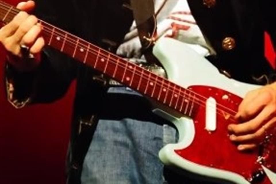 La icónica guitarra que el vocalista de Nirvana usó en su última gira fue de las pocas en haber quedado intactas al terminar los conciertos.