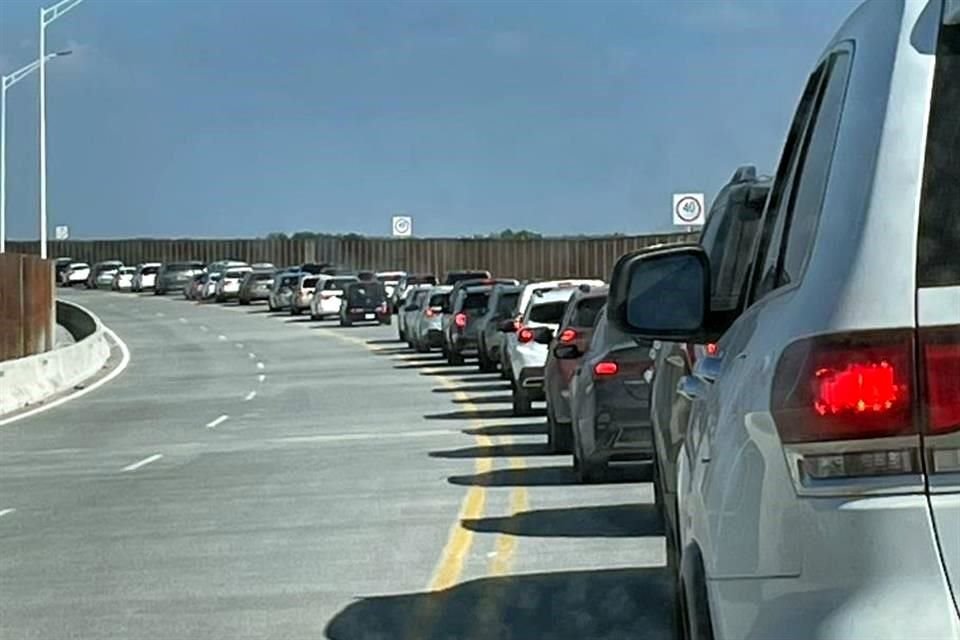 Por la mañana, conductores reportaron tardar hasta cuatro horas en cruzar.