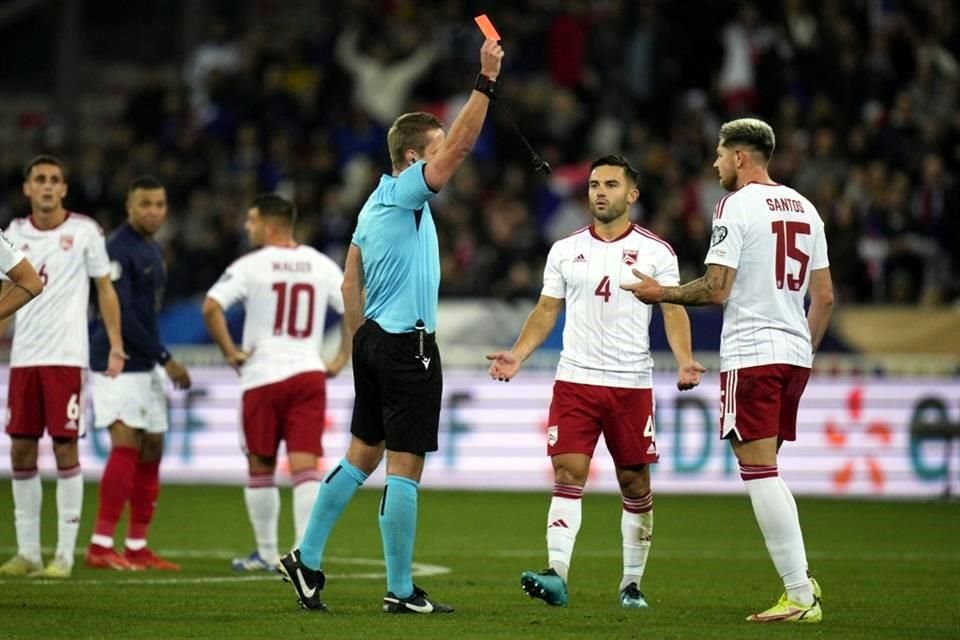 Ethan Santos vivió una pesadilla en Niza al marcar autogol y ser expulsado a los 18 minutos del juego, dejando a Gibraltar con un hombre menos.