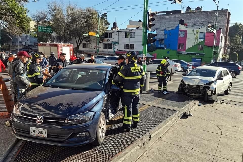 El percance se registró en el cruce de Eje Central Lázaro Cárdenas y Doctor Arce, Colonia Doctores, Alcaldía Cuauhtémoc. 