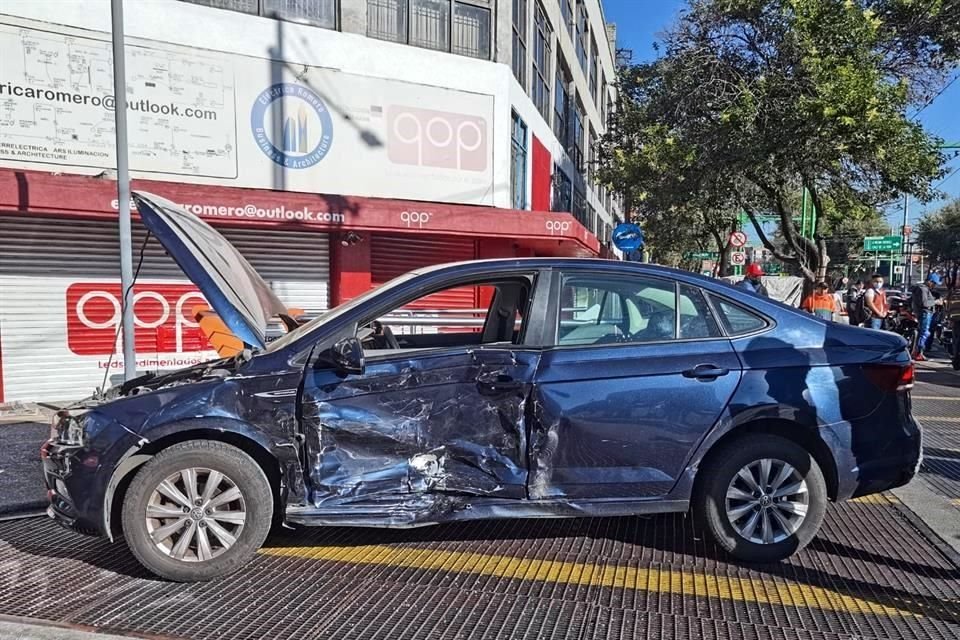 Aparentemente, el conductor del auto azul fue quien ignoró el semáforo en rojo, momento en el que el auto gris lo impactó por un costado. 