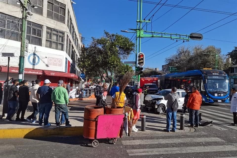 Con ayuda de una grúa, policías y bomberos retiraron los vehículos.