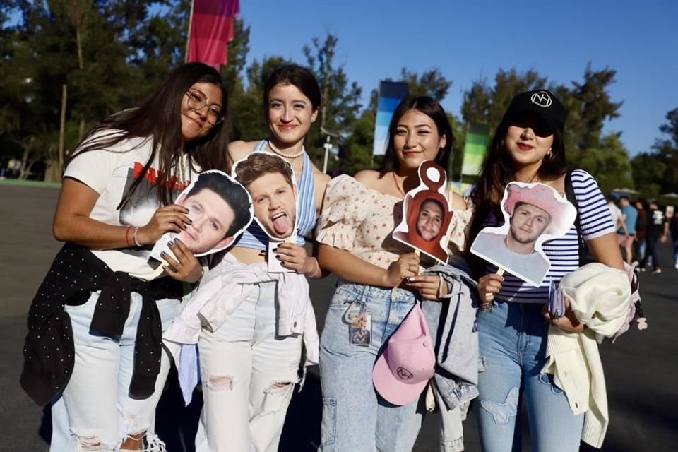 Porque One Direction vive en nuestros corazones... Asistentes esperan la presentación del músico irlandés Niall Horan.