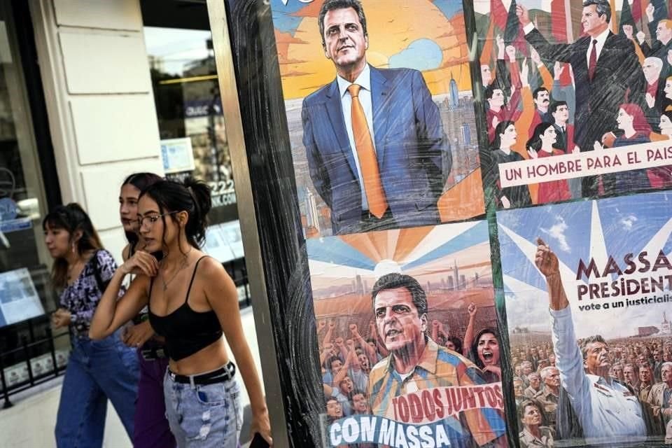 Peatones pasan junto a carteles de campaña que promocionan al ministro de Economía, Sergio Massa, el candidato del partido gobernante.