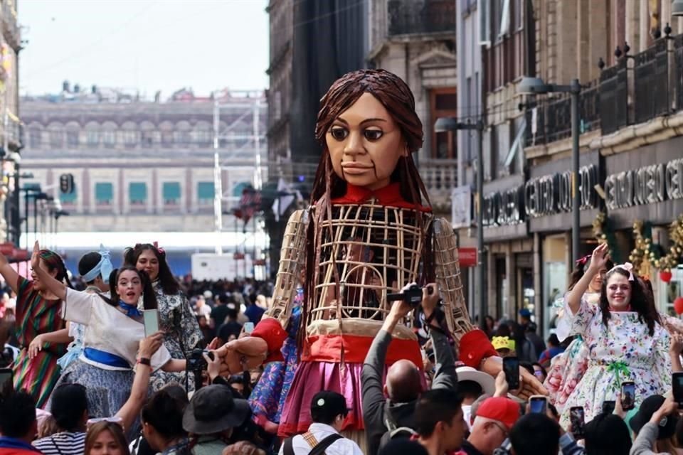 'Amal', una marioneta que representa a una niña siria refugiada y que exalta la tradición de asilo, recorrió el centro histórico de la CDMX.