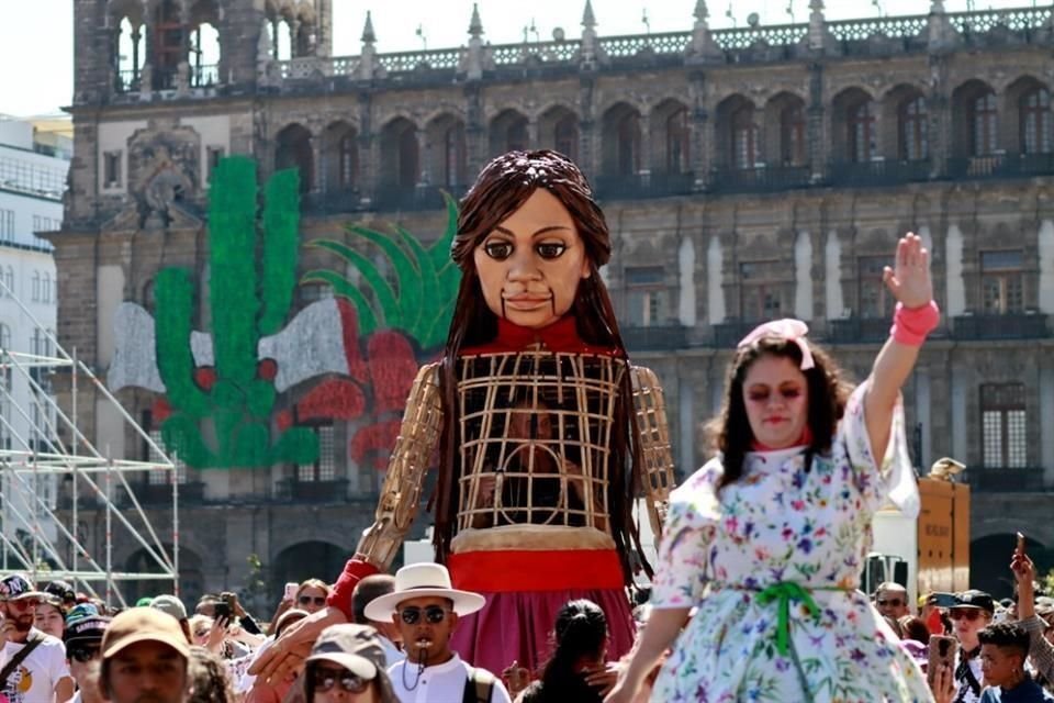 'Amal' una marioneta que representa a los refugiados llegó a la CDMX, donde fue recibida con mucha alegría, aplausos y fotografías.