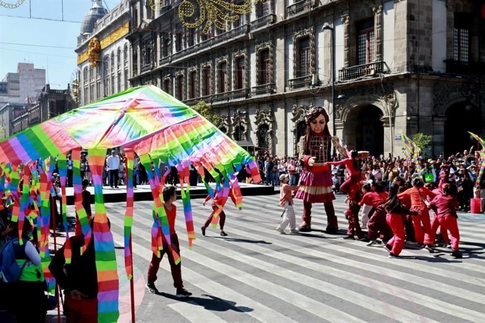 Durante su recorrido compartió pasos con grupos de danza.