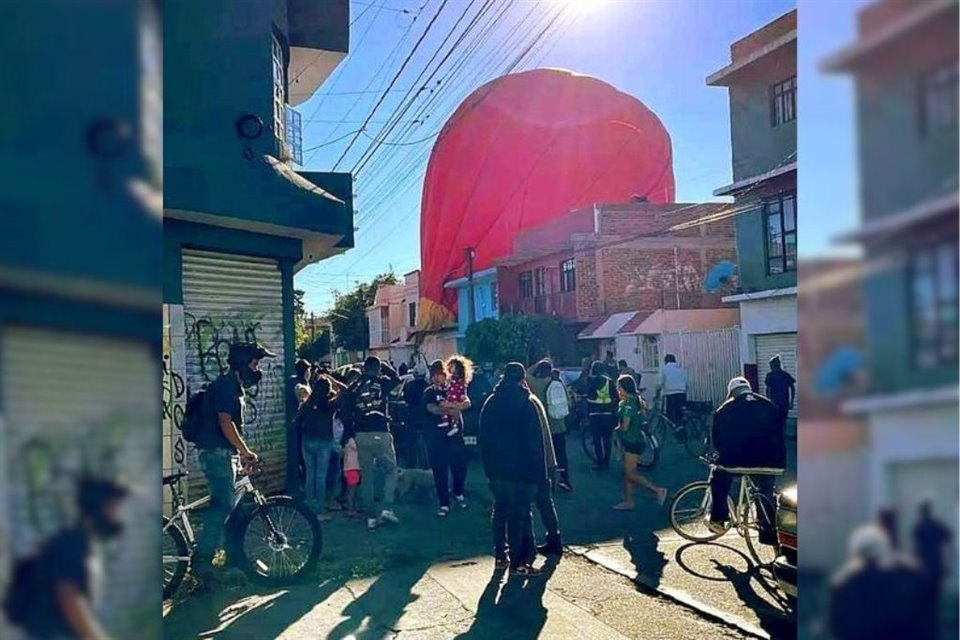 Un globo aerostático tuvo que ser bajado en un fraccionamiento de León, Guanajuato; se desconocen las causas y no se reportan lesionados.