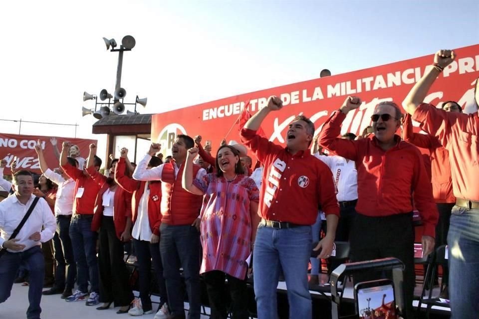 Ante cientos de personas, Gálvez estuvo acompañada por el dirigente nacional del PRI, Alejandro Moreno.