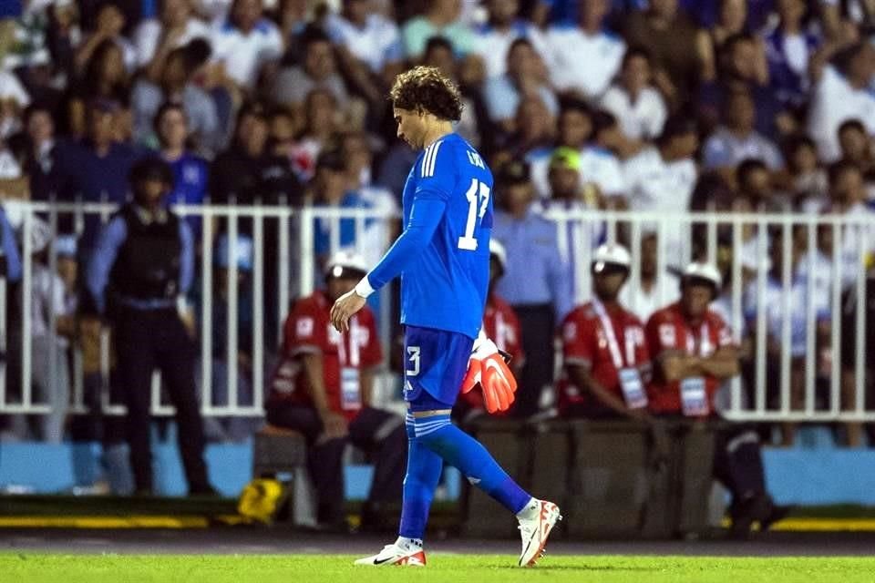 Guillermo Ochoa tiene lesionado el hombro derecho.