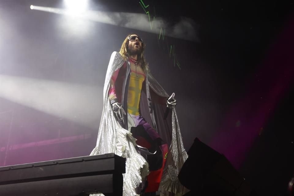 Jared Leto lució su abdomen y una capa platinada.