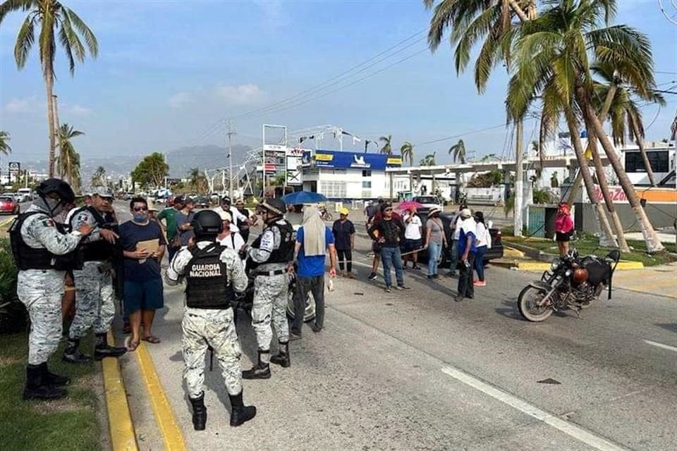 Inconformes cerraron el paso en el Bulevar de las Naciones de Acapulco.