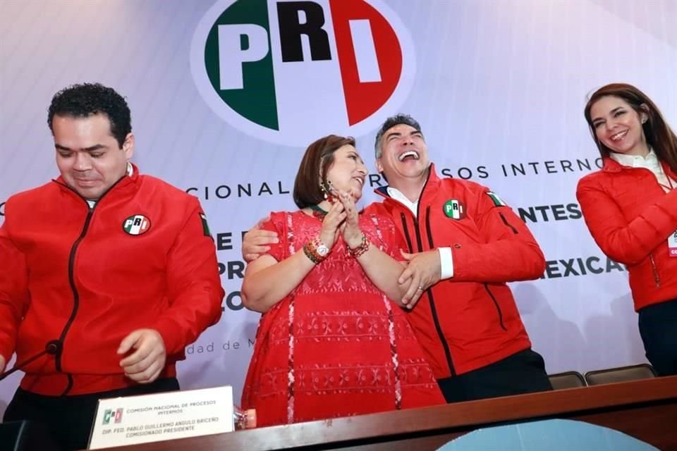 El líder priista abraza a Xóchitl Gálvez, durante al registro de la hidalguense como precandidata presidencial única del PRI.