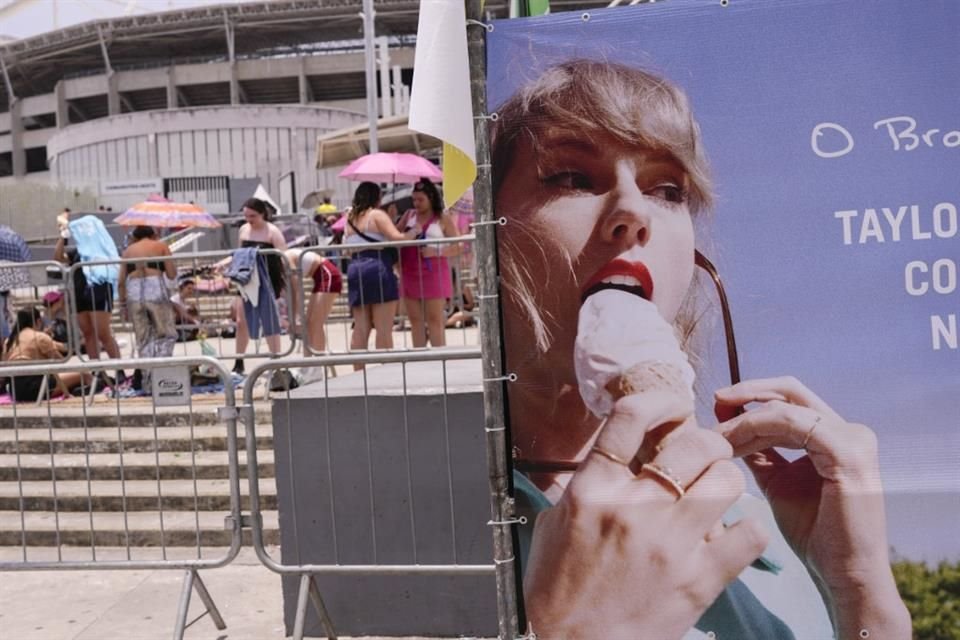 Este domingo, con un clima  más fresco, los fans volvieron al Nilton Santos para poder disfrutar del show de Swift.