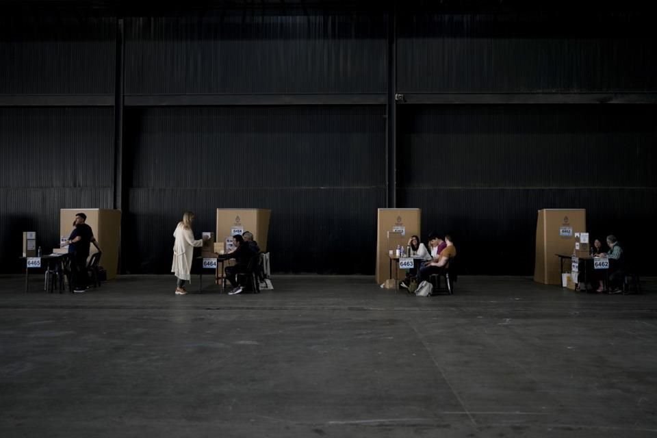 Una votante deposita su voto durante la segunda vuelta presidencial entre Javier Milei y Sergio Massa en Buenos Aires, Argentina, el 19 de noviembre de 2023.