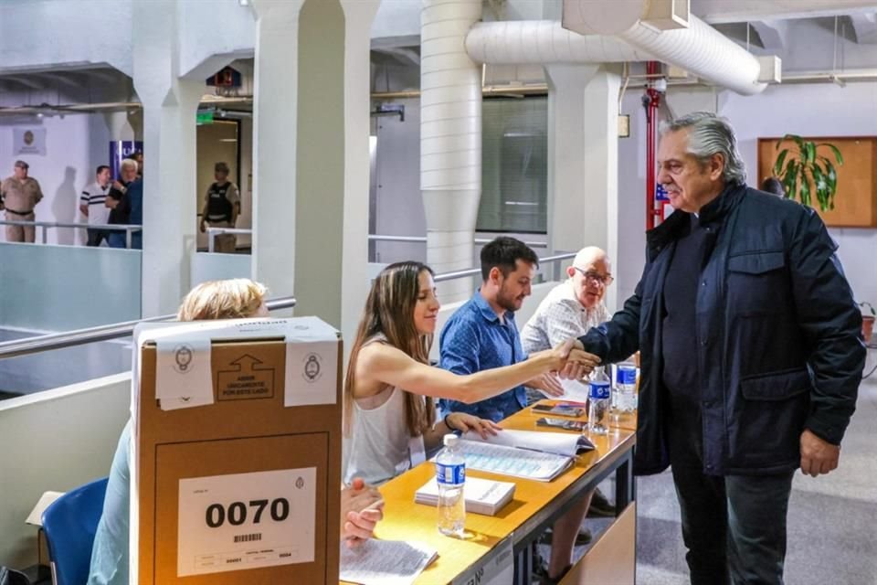 El Presidente de Argentina, Alberto Fernández, saluda a funcionarios electorales en Buenos Aires, Argentina.