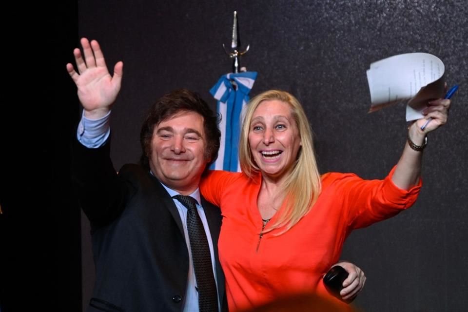 El candidato presidencial Javier Milei junto con su hermana Karina Milei tras el triunfo en la elección presidencial.