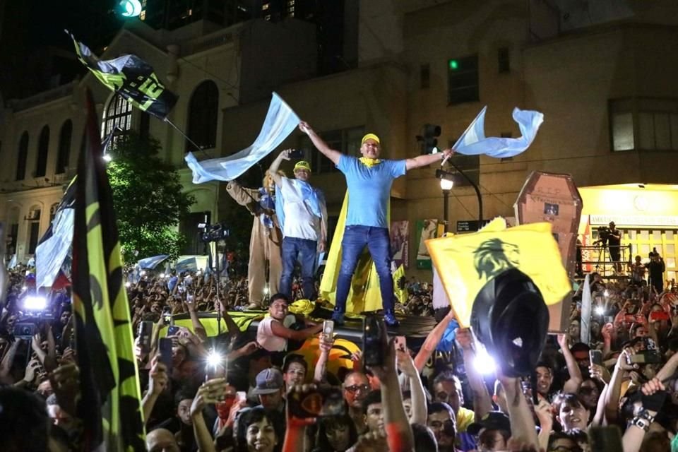 Seguidores de Javier Milei celebran su triunfo en la elección presidencial.
