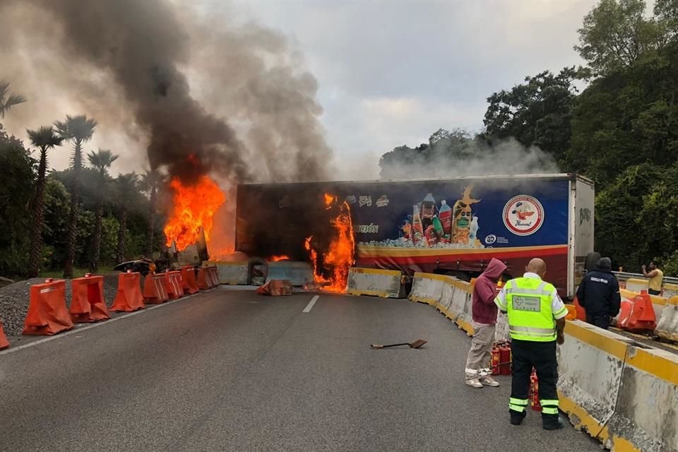 Autopista México-Cuernavaca se mantiene cerrada.