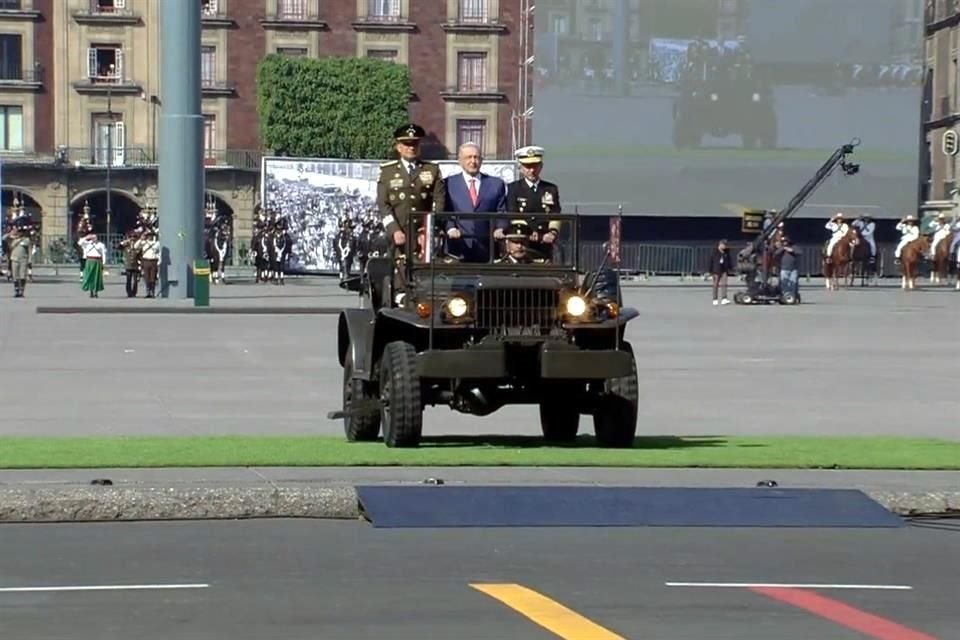 El Presidente y los Secretarios de Defensa y Marina.