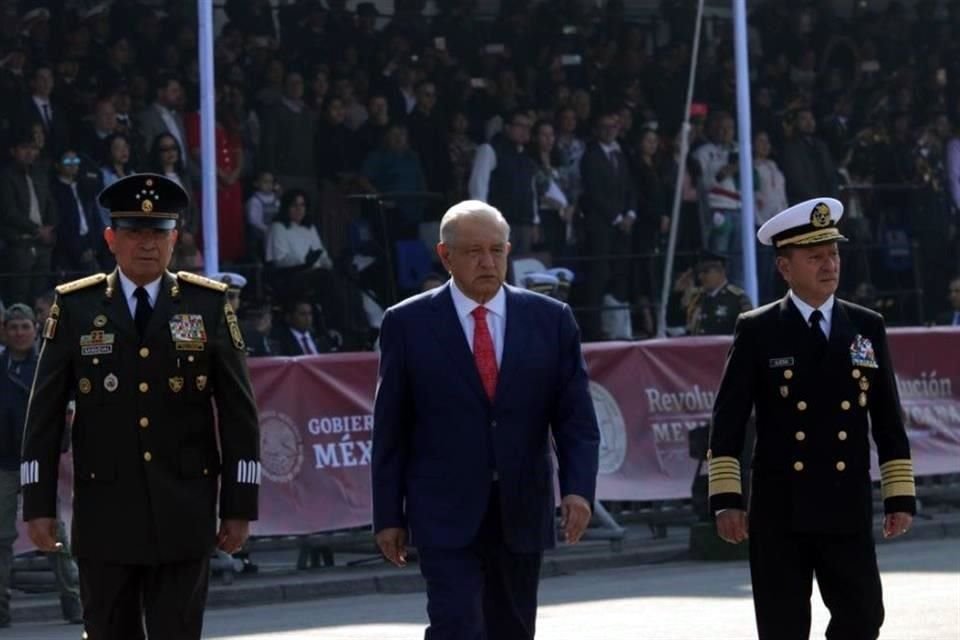 De izquierda a derecha, Luis Cresencio Sandoval, Andrés Manuel López Obrador y Rafael Ojeda Durán.