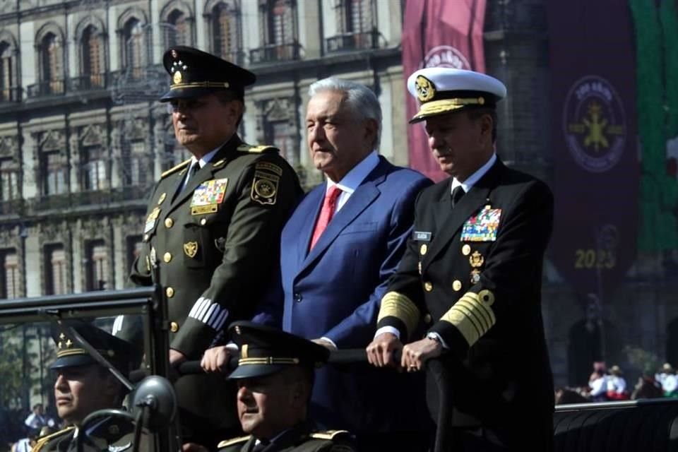 El Presidente encabezó el desfile por la Revolución Mexicana.