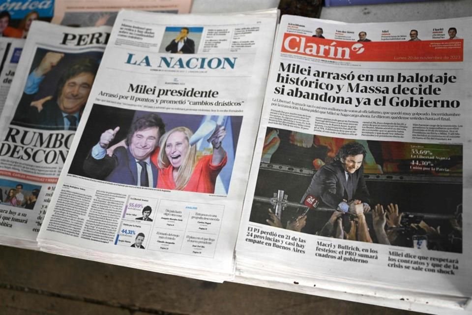 Periódicos argentinos muestran la victoria de Javier Milei en la elección presidencial.