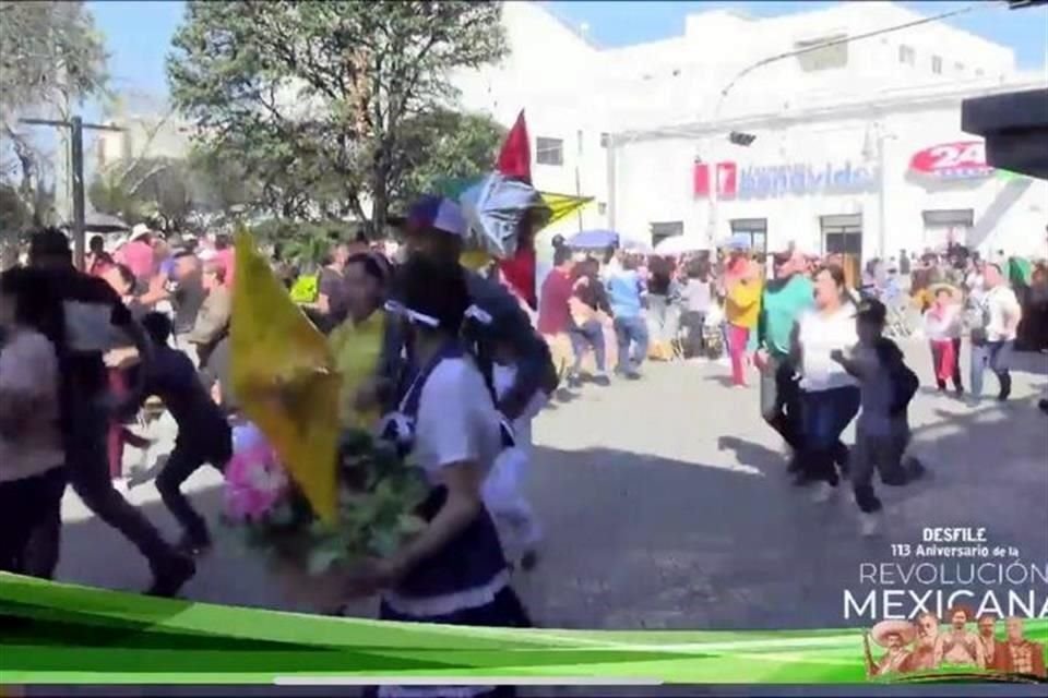 En una transmisión en vivo se puede ver como las familias huyen tras el reporte de disparos.