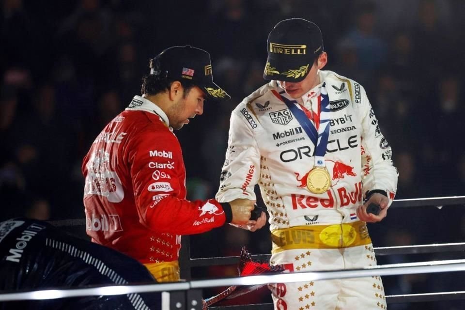 Max Verstappen reveló que quiso darle a Checo Pérez más remolque en la última vuelta para que conservara la segunda posición, pero fue superado por el Ferrari de Charles Leclerc.