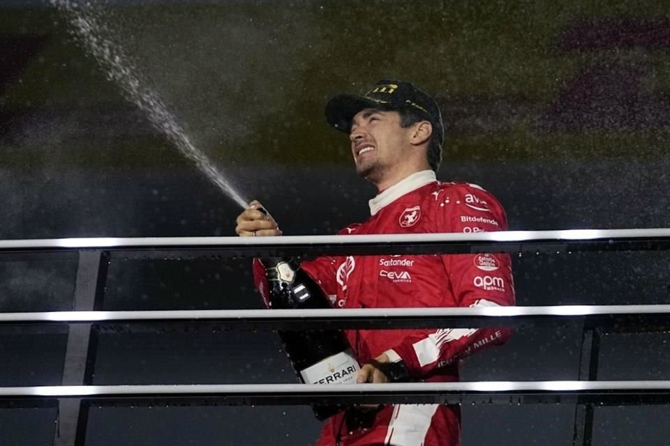 Charles Leclerc le quitó la posición a Checo Pérez en el último tramo del circuito en Las Vegas.