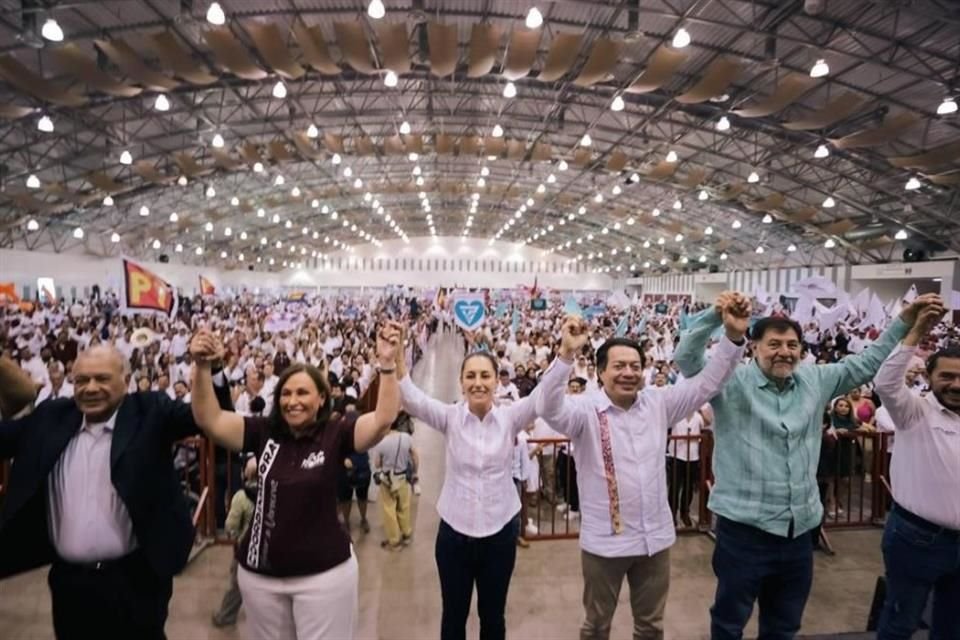 Aliados de Morena, como el dirigente petista Alberto Anaya (a la izquierda) han participado en eventos de campaña con la aspirante presidencial Claudia Sheinbaum. La imagen corresponde a un acto de precampaña en Veracruz.